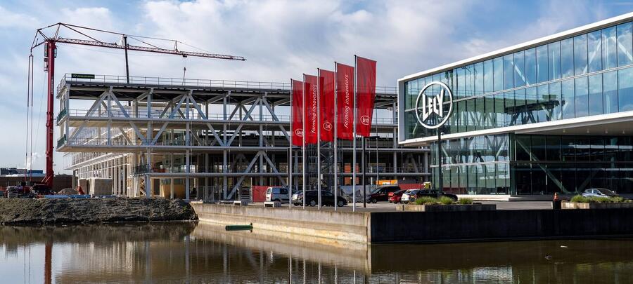 Super duurzame kantoorruimten en productiehal voor Farming innovator